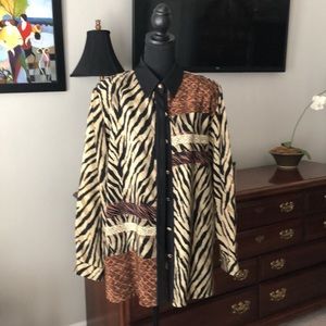 Women’s top by Jordana. Excellent Condition size large. Very flattering on.